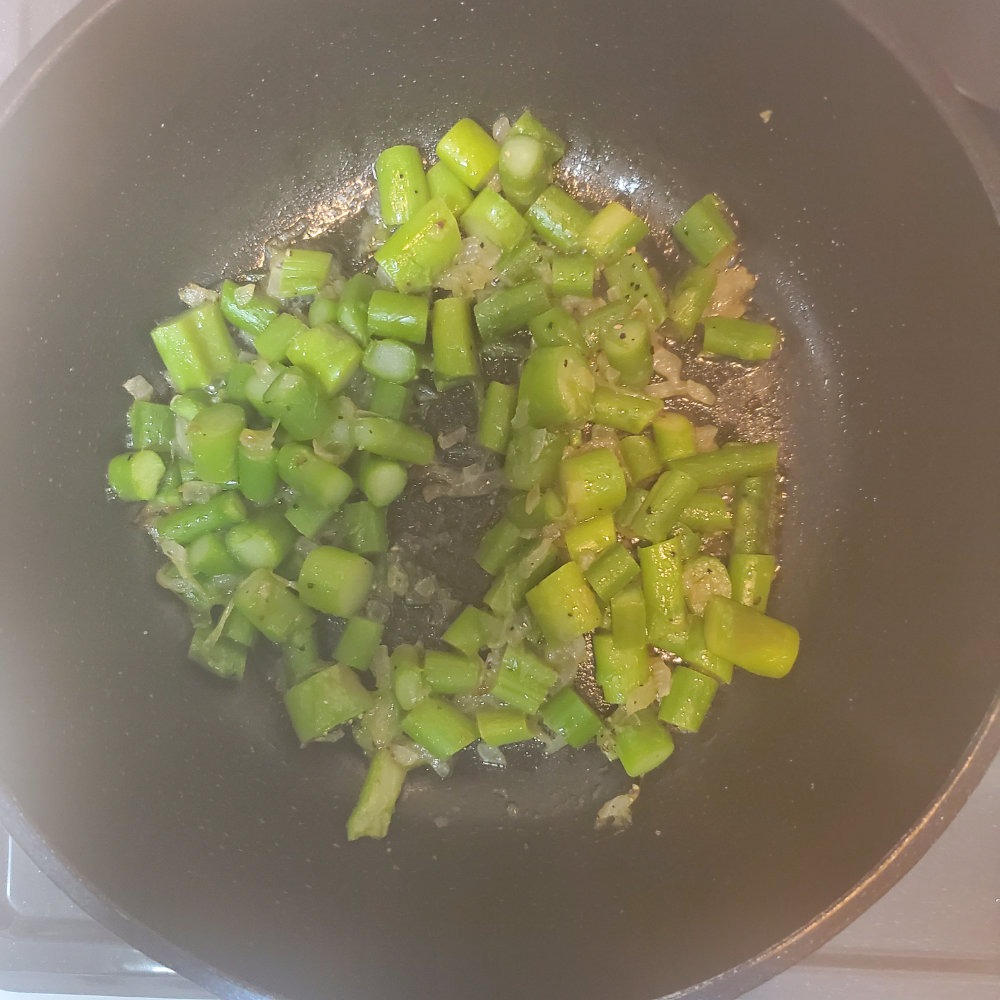 玉ねぎとアスパラの茎を炒める