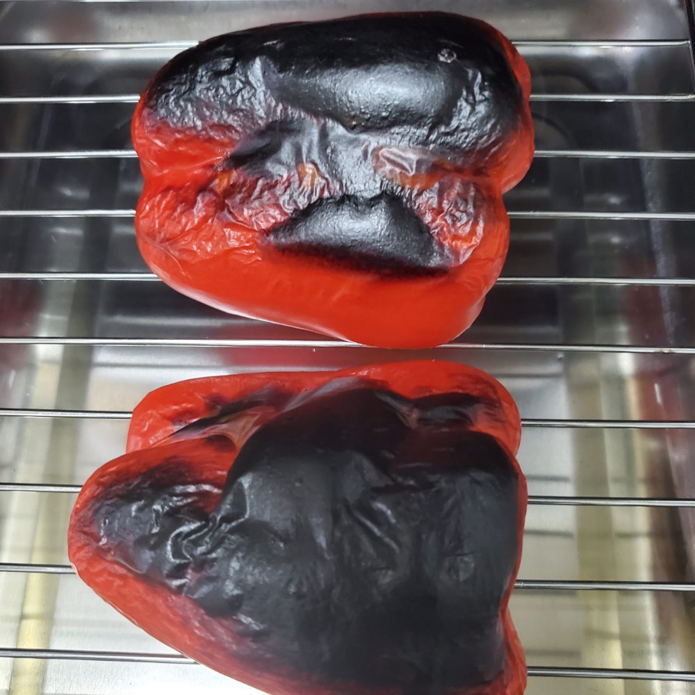 パプリカを真っ黒になるまでグリルでロースト