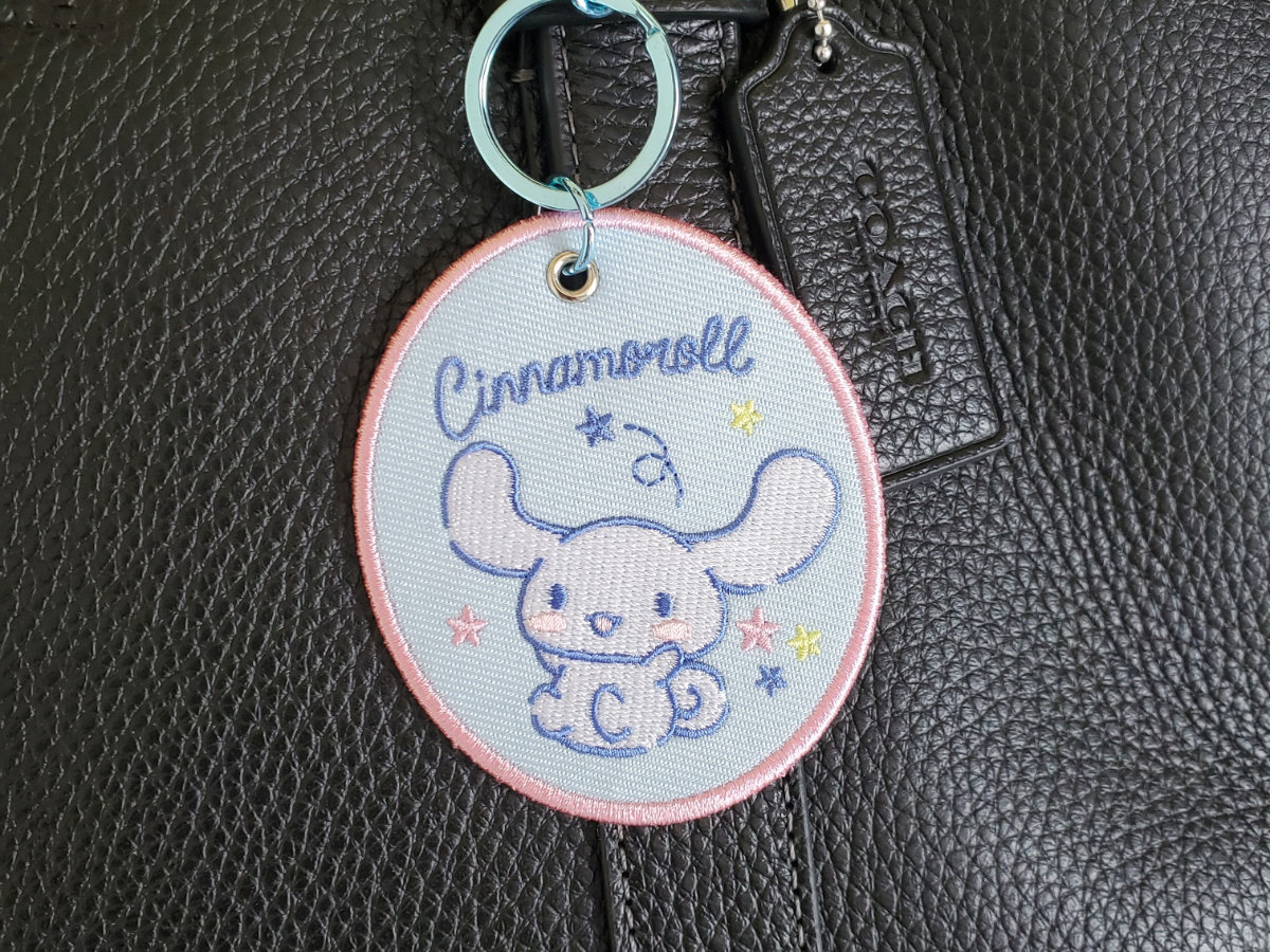 バッグにシナモロールのキーホルダー