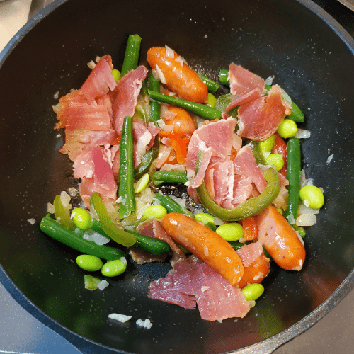 野菜、チョリソ、ハモンセラーノを炒める